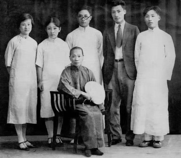 北京全家福，前排李母徐氏，后排左起二嫂杨涤玄、大嫂刘氏、大哥李有度，二哥李有行。最右边的长衫少年，就是年仅十五岁的李有幹。摄于1928年北京