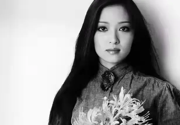 台湾抗日空战片《笕桥英烈传》中，刚出道的胡因梦饰演李有幹的新婚妻子。