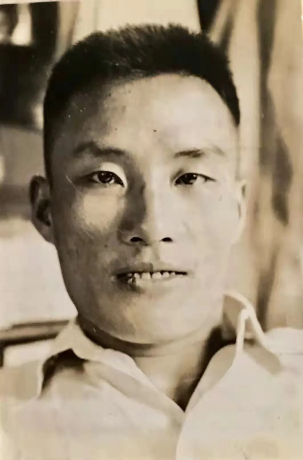 遗照：这张照片的拍摄时间已不可考，估计就在殉国前不久。他神情肃穆，双目投射出视死如归的坚毅，似乎已经下定了壮士一去不复还的决心。淞沪会战爆发，战况惨烈，很可能他早已知道了自己的结局。