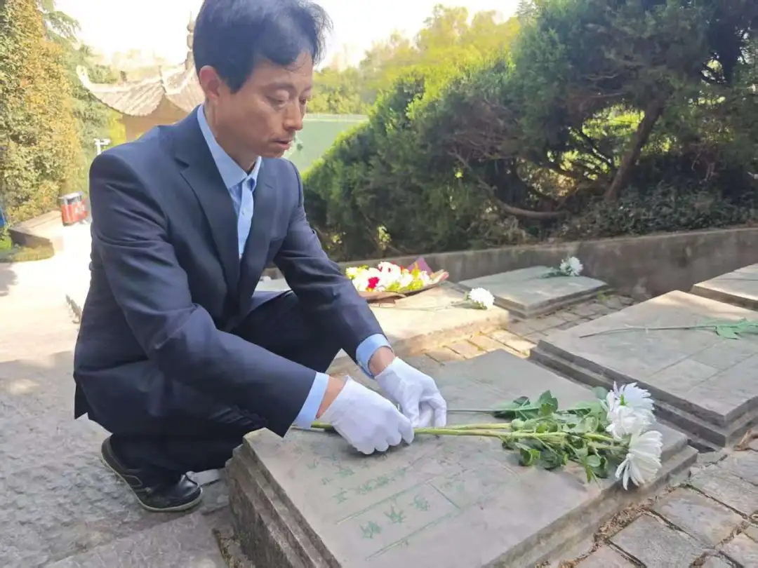 南京抗日航空烈士纪念馆代我们家属为烈士扫墓祭奠