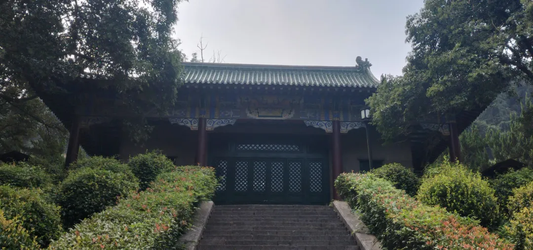 祭堂重修于1985年。在祭堂两侧，各有一块英名碑。