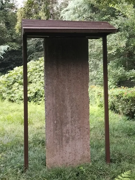 右侧英名碑