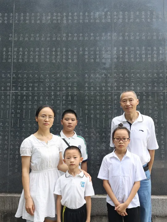 纪念碑后方矗立着30座成弧形排列的英烈碑，镌刻着4296名中外抗日航空烈士的英名。