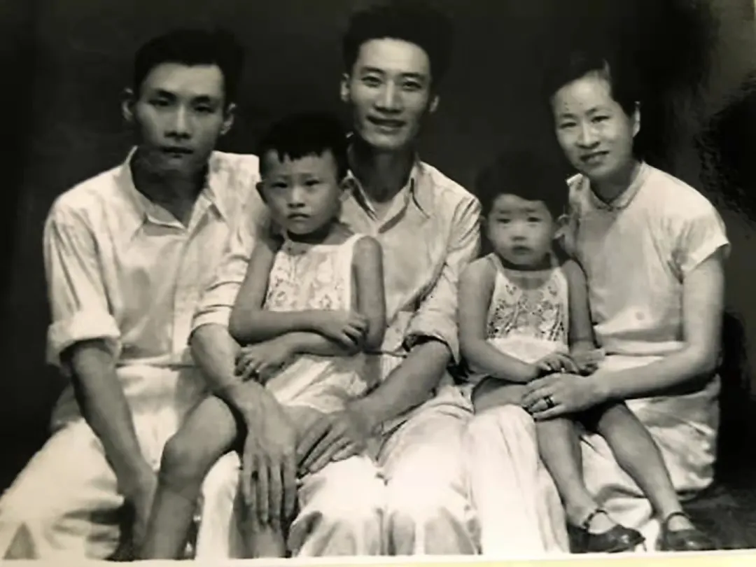 上海合影，右起：我奶奶杨涤玄、我姑姑李治初、我爷爷李有行、我父亲李守中。最左边的青年，就是我叔爷李有幹