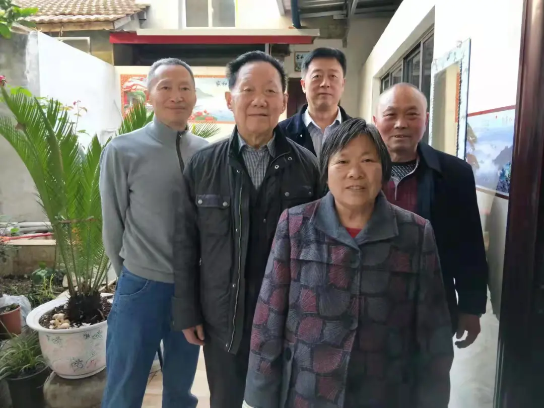 右起表哥、表嫂、堂哥、堂叔